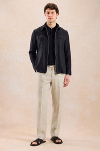 Herenset: zwarte linnen jas met rits en beige broek, smart casual zomeroutfit