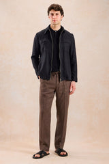 Herenset: zwarte linnen jas met rits en bruine broek, smart casual zomeroutfit