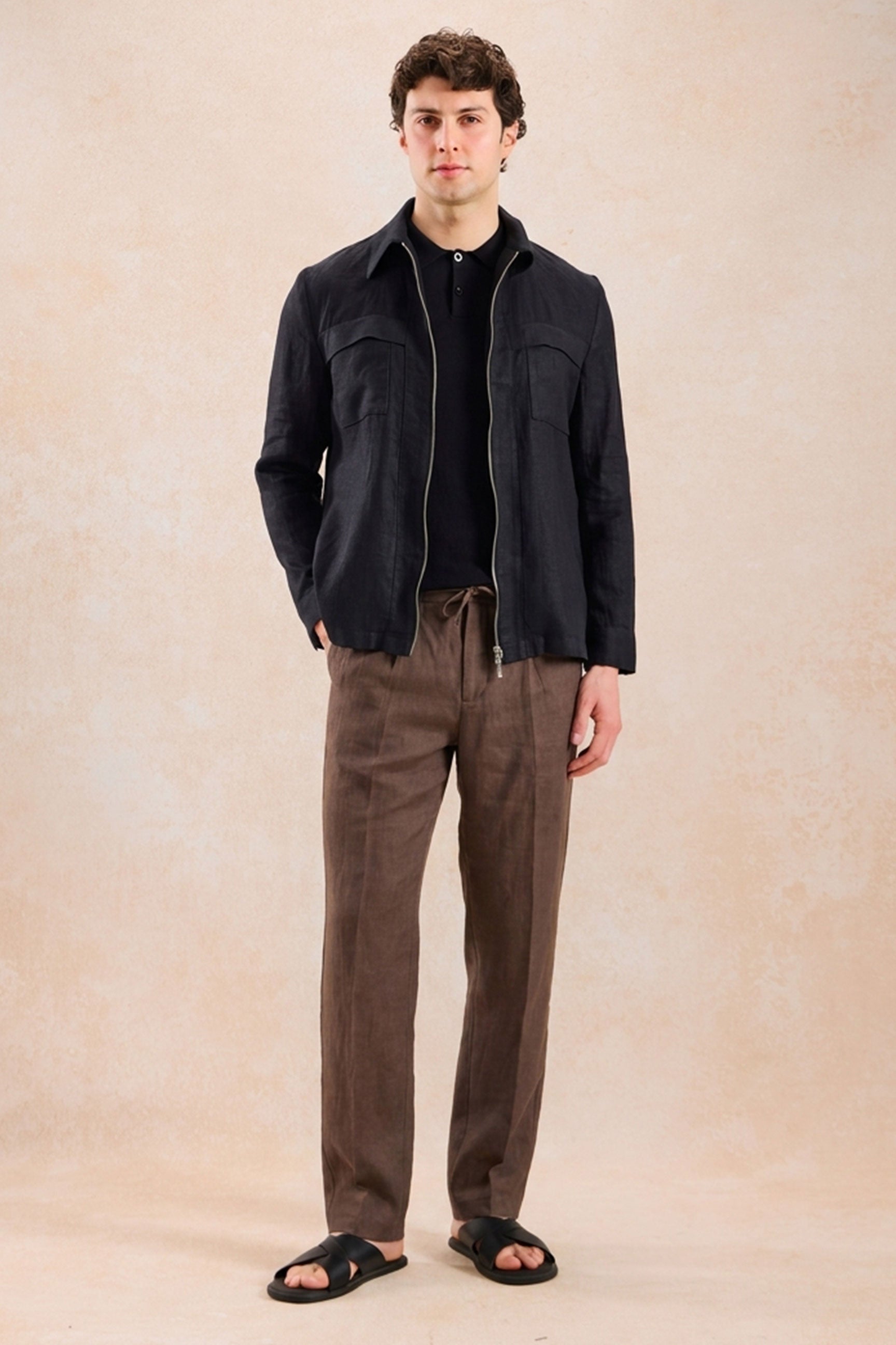 Herenset: zwarte linnen jas met rits en bruine broek, smart casual zomeroutfit