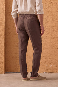 Herenset: zwarte linnen jas met rits en bruine broek, smart casual zomeroutfit