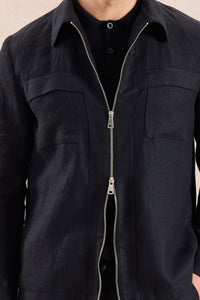 Herenset: zwarte linnen jas met rits en bruine broek, smart casual zomeroutfit