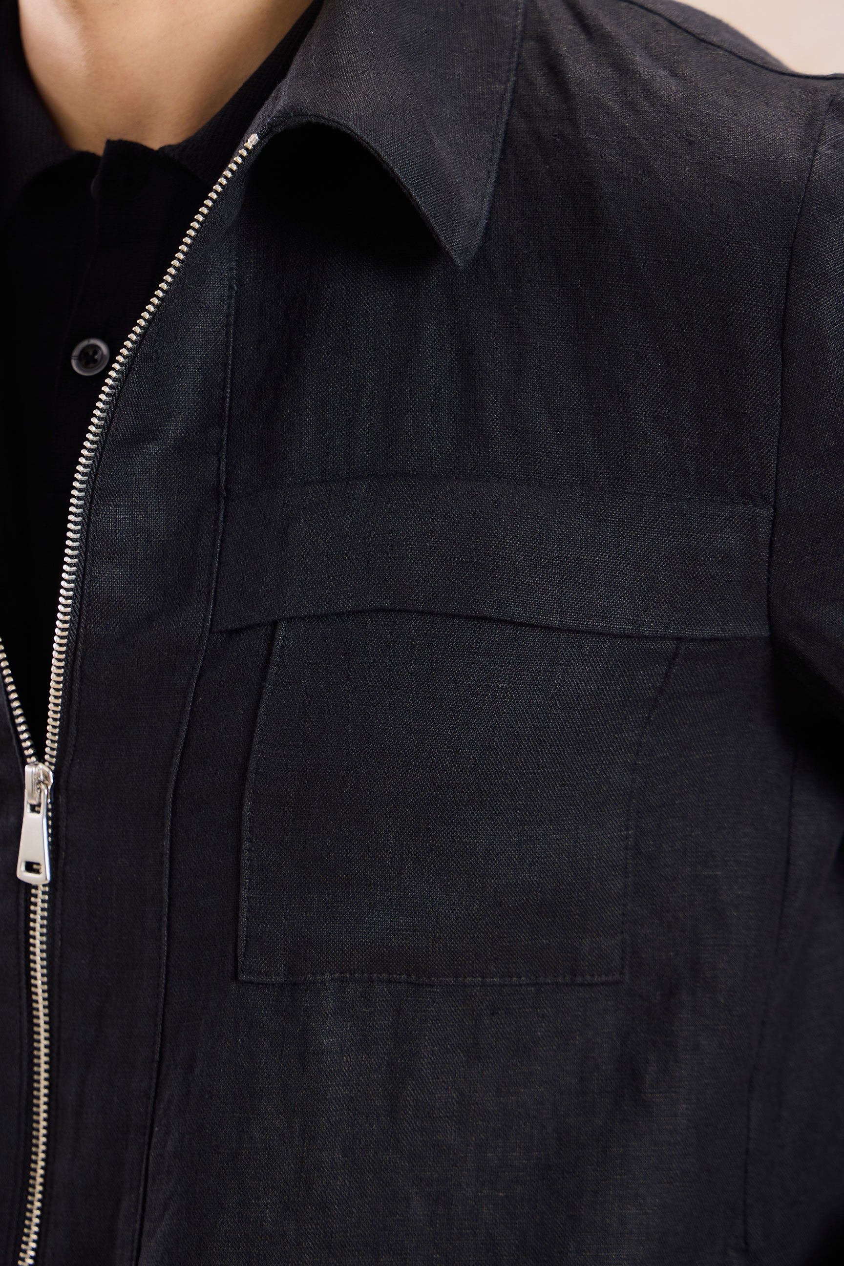 Herenset: zwarte linnen jas met rits en bruine broek, smart casual zomeroutfit