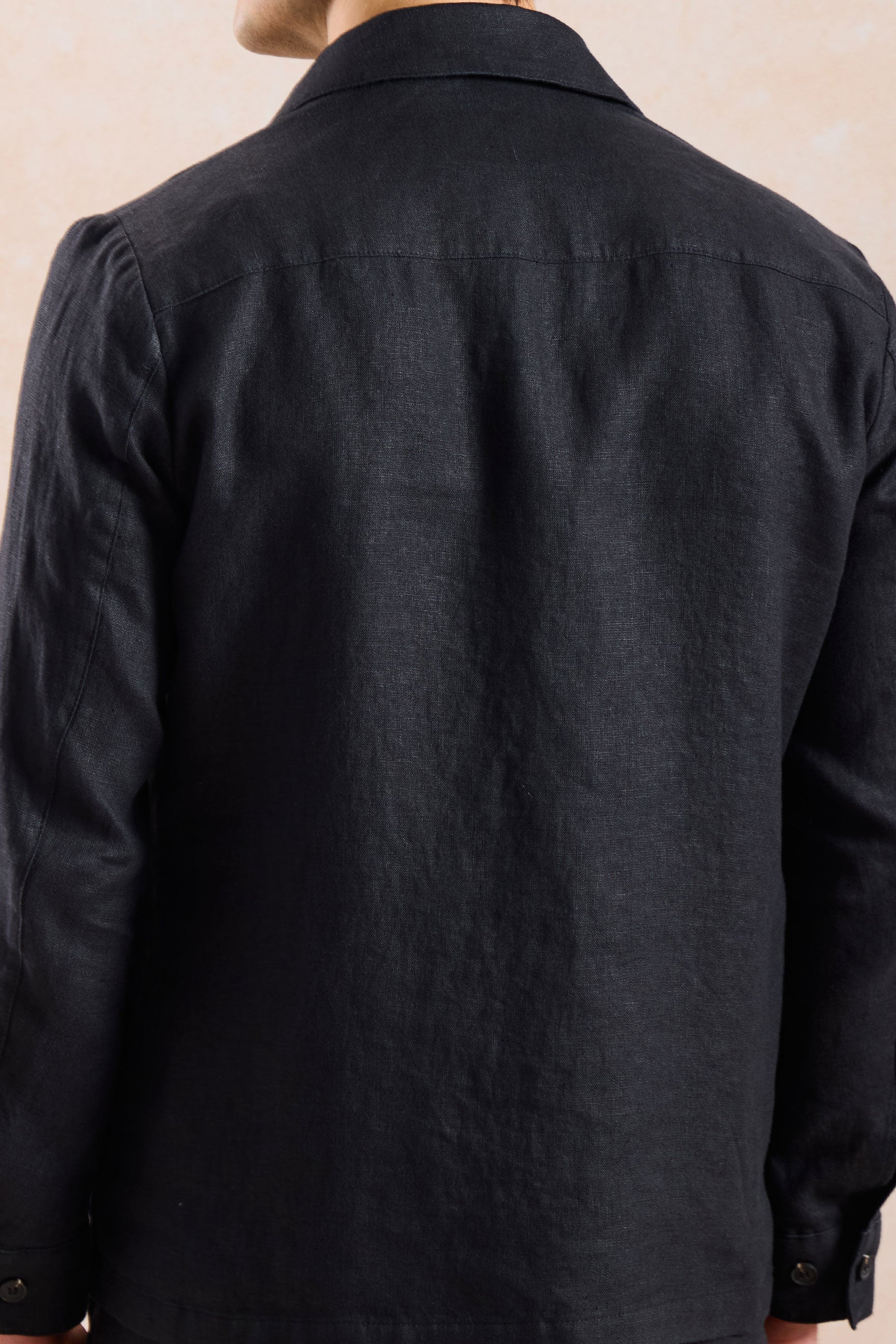 Herenset: zwarte linnen jas met rits en bruine broek, smart casual zomeroutfit