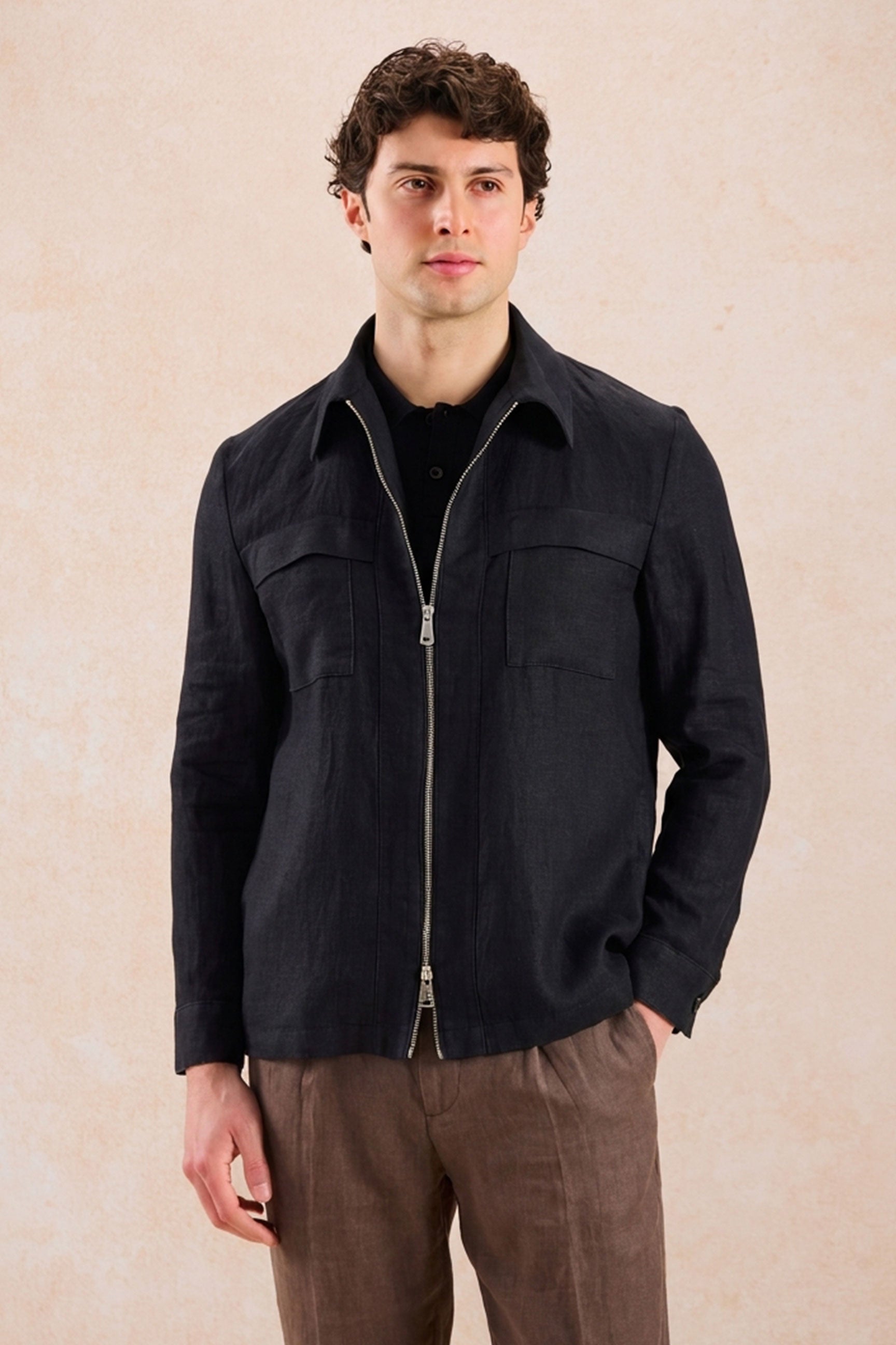 Herenset: zwarte linnen jas met rits en bruine broek, smart casual zomeroutfit
