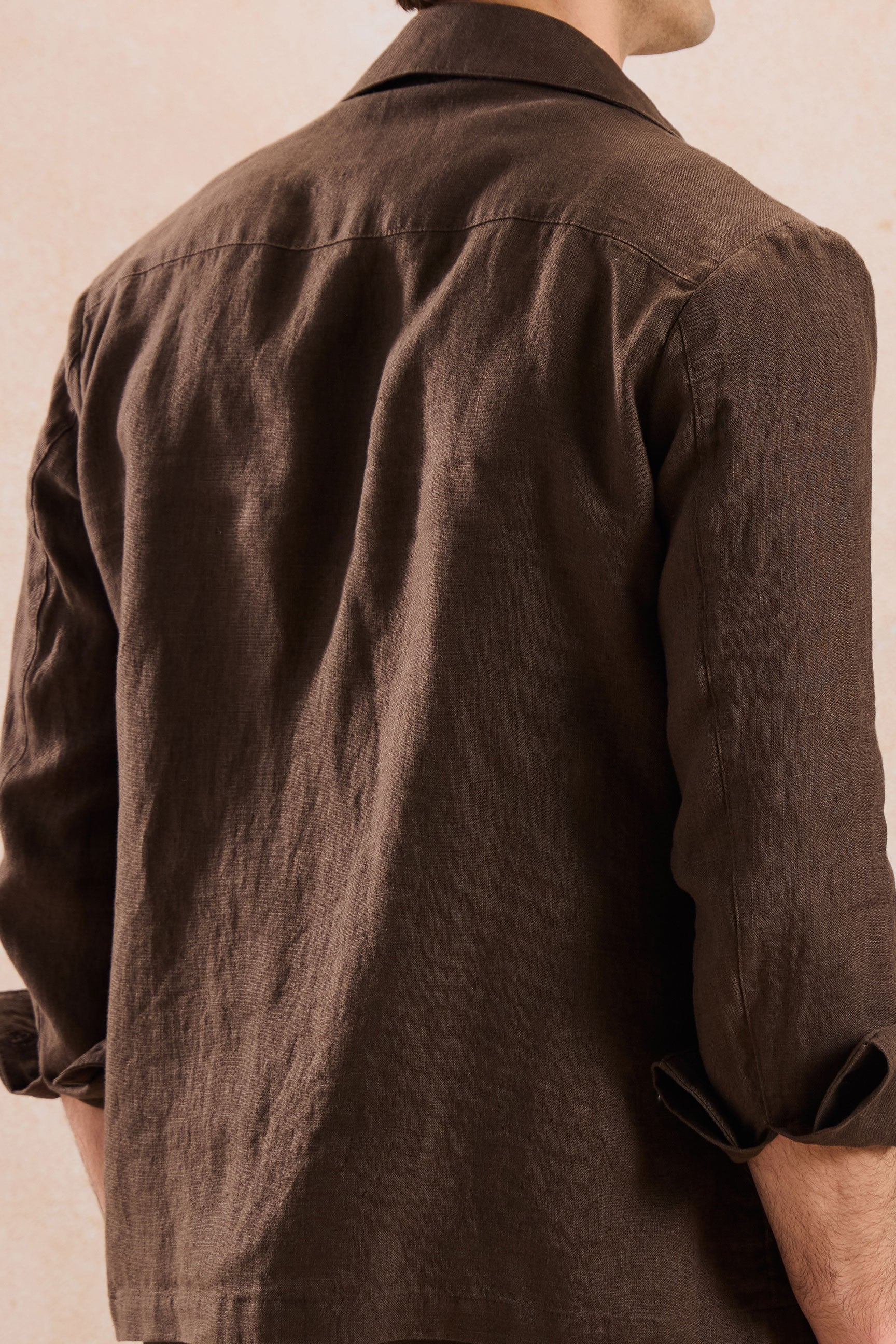 Herenset: bruin linnen jack met rits en beige broek, smart casual zomeroutfit