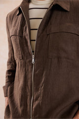 Herenset: bruin linnen jack met rits en beige broek, smart casual zomeroutfit