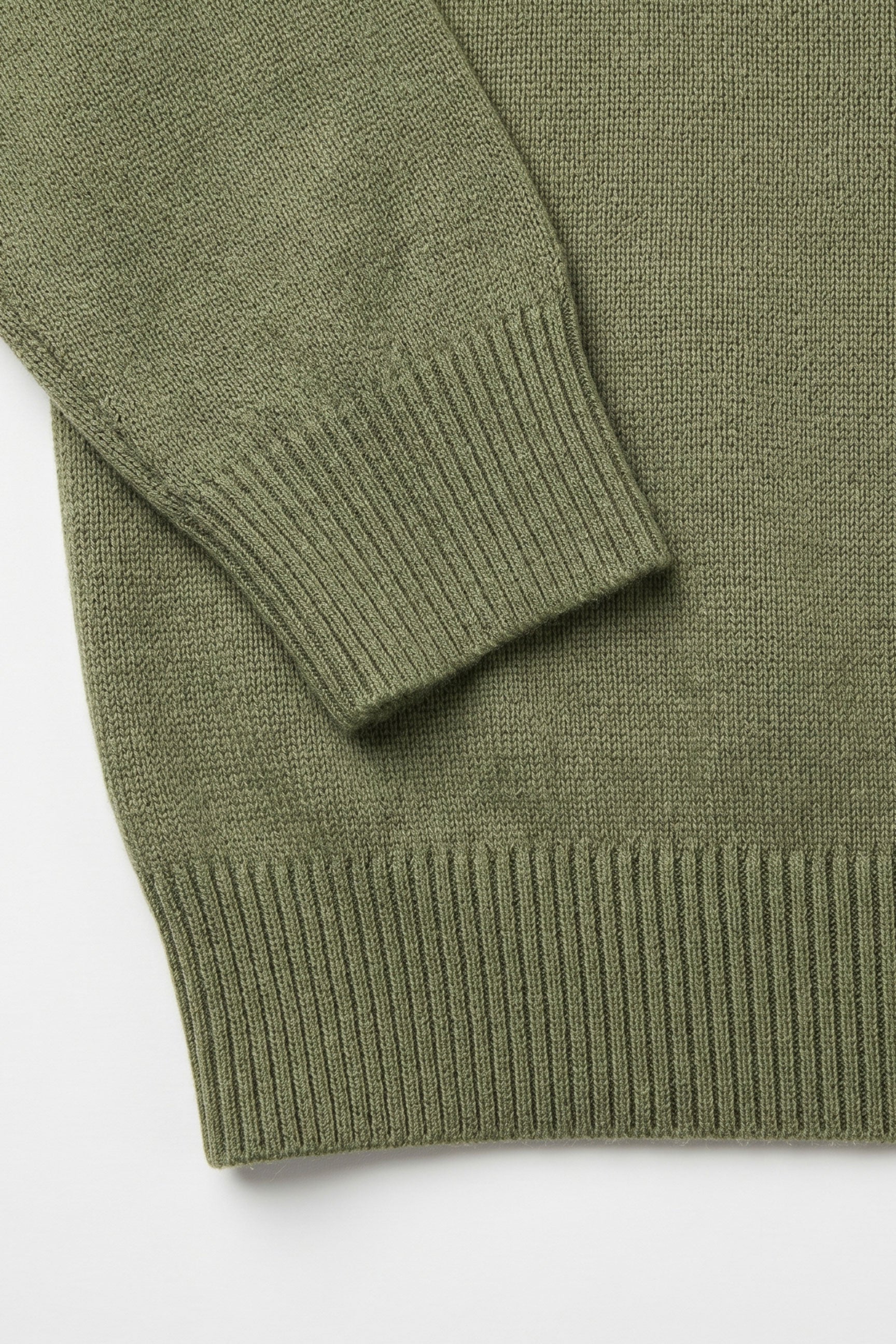 Groene gebreide trui met ronde hals voor heren, normale pasvorm.