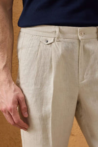 Herenset: marineblauwe linnen jas met rits en beige broek, smart casual zomeroutfit