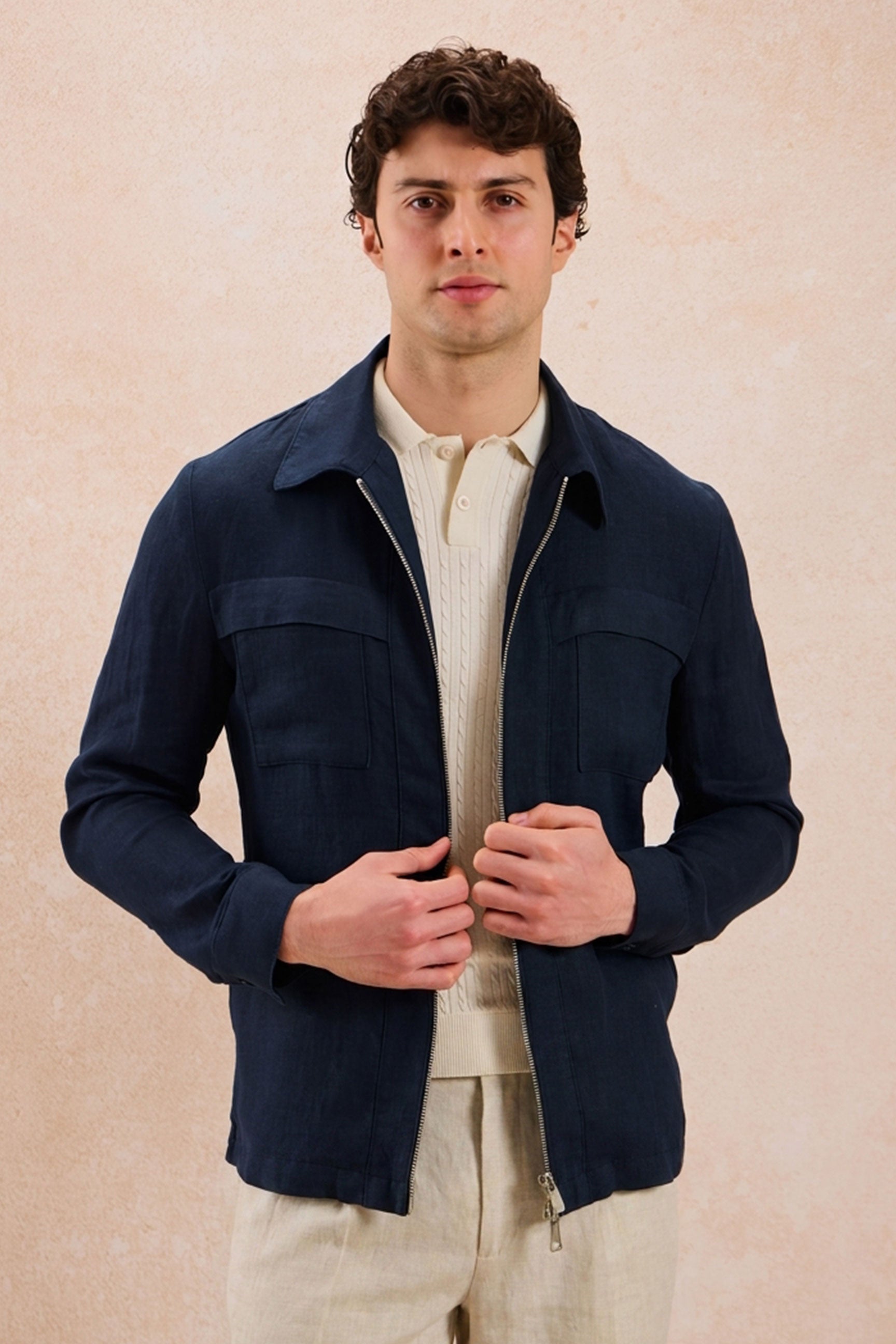 Herenset: marineblauwe linnen jas met rits en beige broek, smart casual zomeroutfit