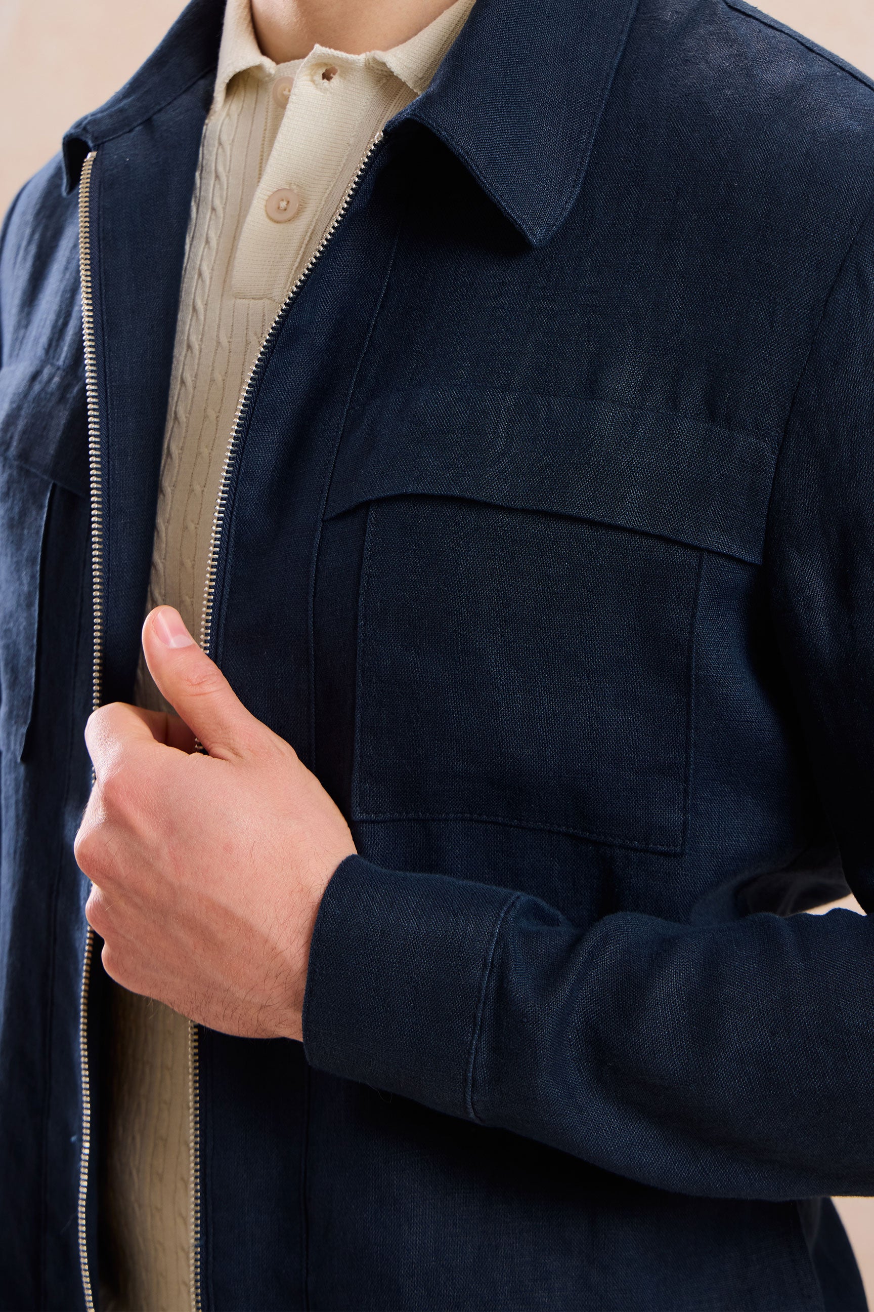 Herenset: marineblauwe linnen jas met rits en beige broek, smart casual zomeroutfit