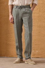 Herenset: marineblauwe linnen jas met rits en saliegroene broek, smart casual zomeroutfit