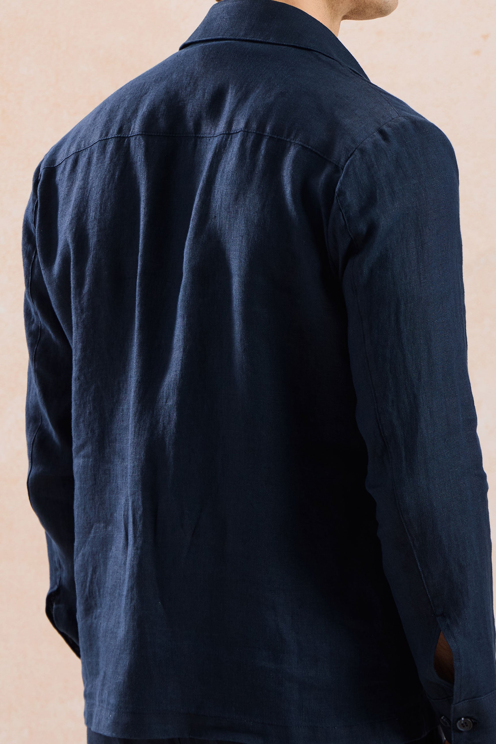 Herenset: marineblauwe linnen jas met rits en saliegroene broek, smart casual zomeroutfit