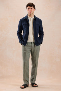 Herenset: marineblauwe linnen jas met rits en saliegroene broek, smart casual zomeroutfit