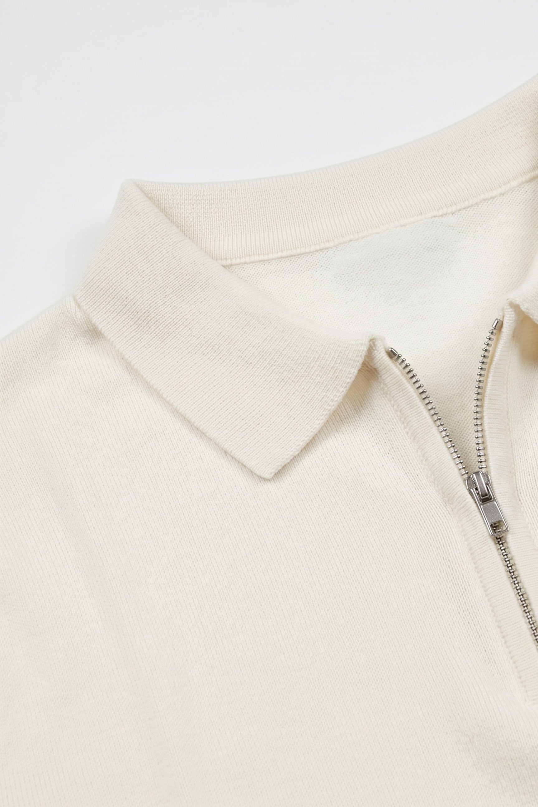 Off-White gebreide polo met ritssluiting in de hals en korte mouwen, gemaakt van een zachte mix.