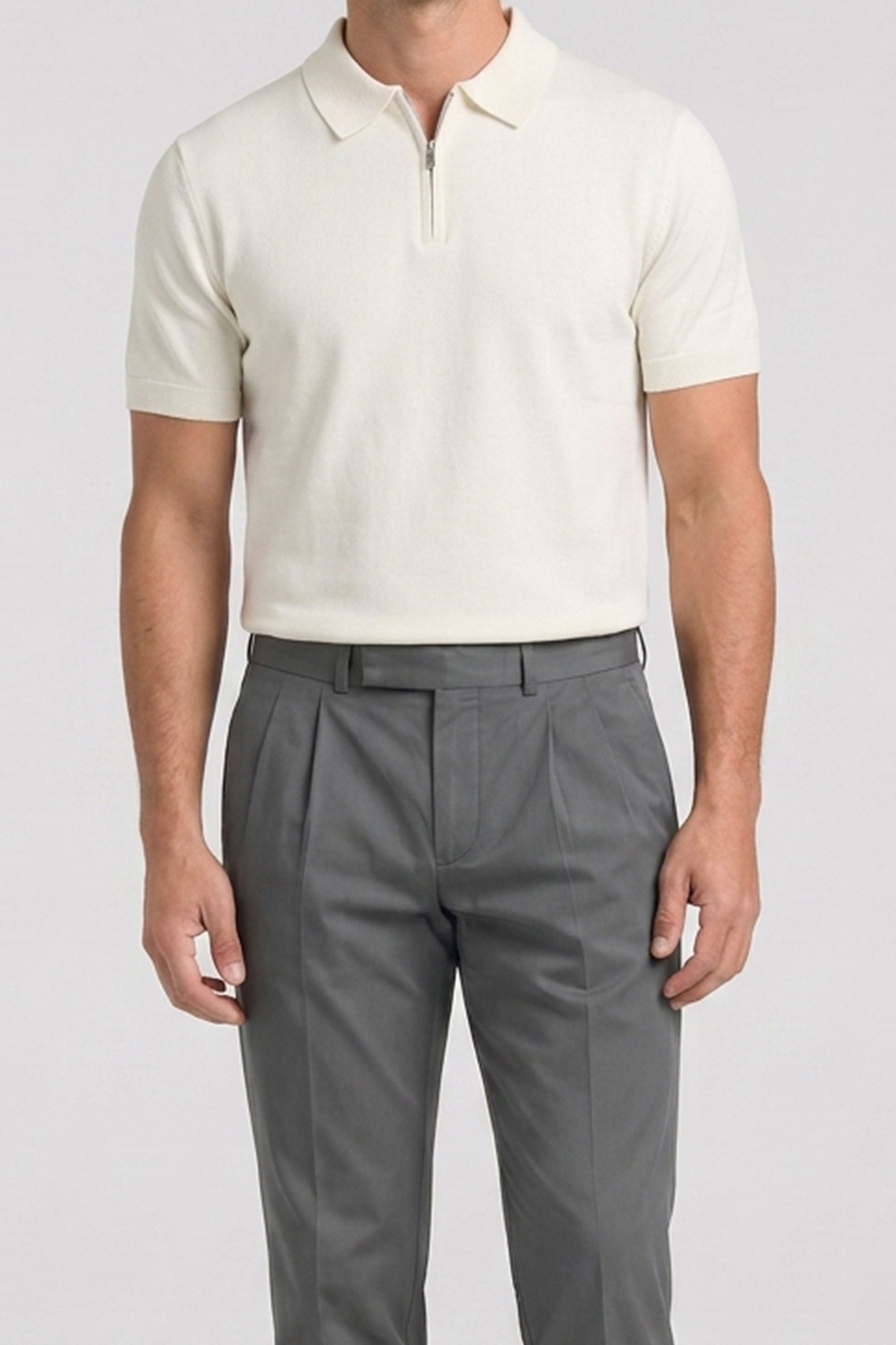 Off-White gebreide polo met ritssluiting in de hals en korte mouwen, gemaakt van een zachte mix.