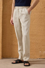 Heren saliegroene linnen jas met rits en beige broek, stijlvolle casual zomeroutfit