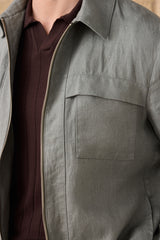 Heren saliegroene linnen jas met rits en beige broek, stijlvolle casual zomeroutfit