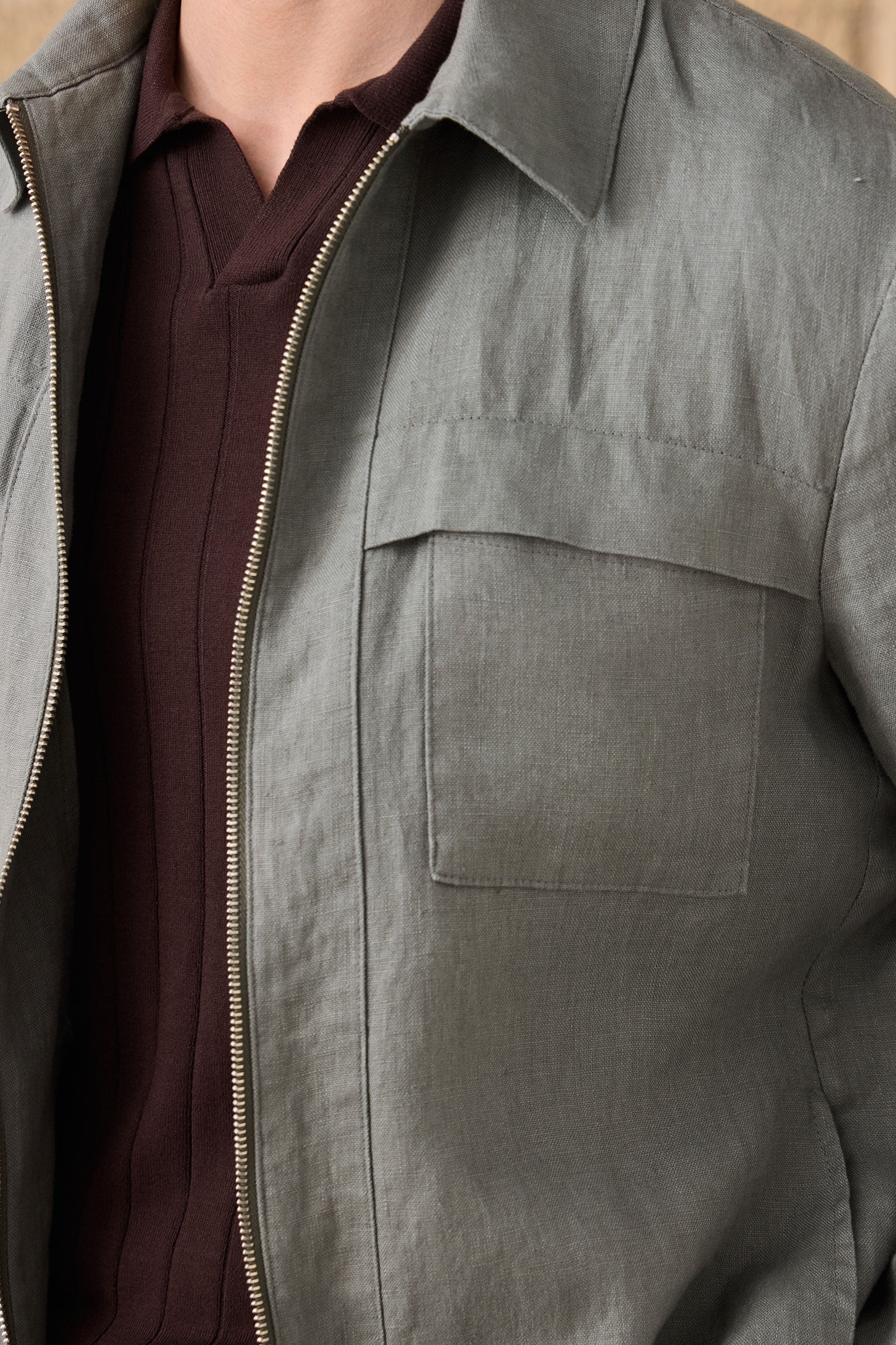 Heren saliegroene linnen jas met rits en beige broek, stijlvolle casual zomeroutfit