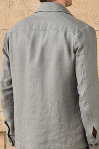 Heren saliegroene linnen jas met rits en beige broek, stijlvolle casual zomeroutfit