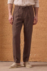 Heren saliegroene linnen jas met rits en bruine broek, stijlvolle casual zomeroutfit
