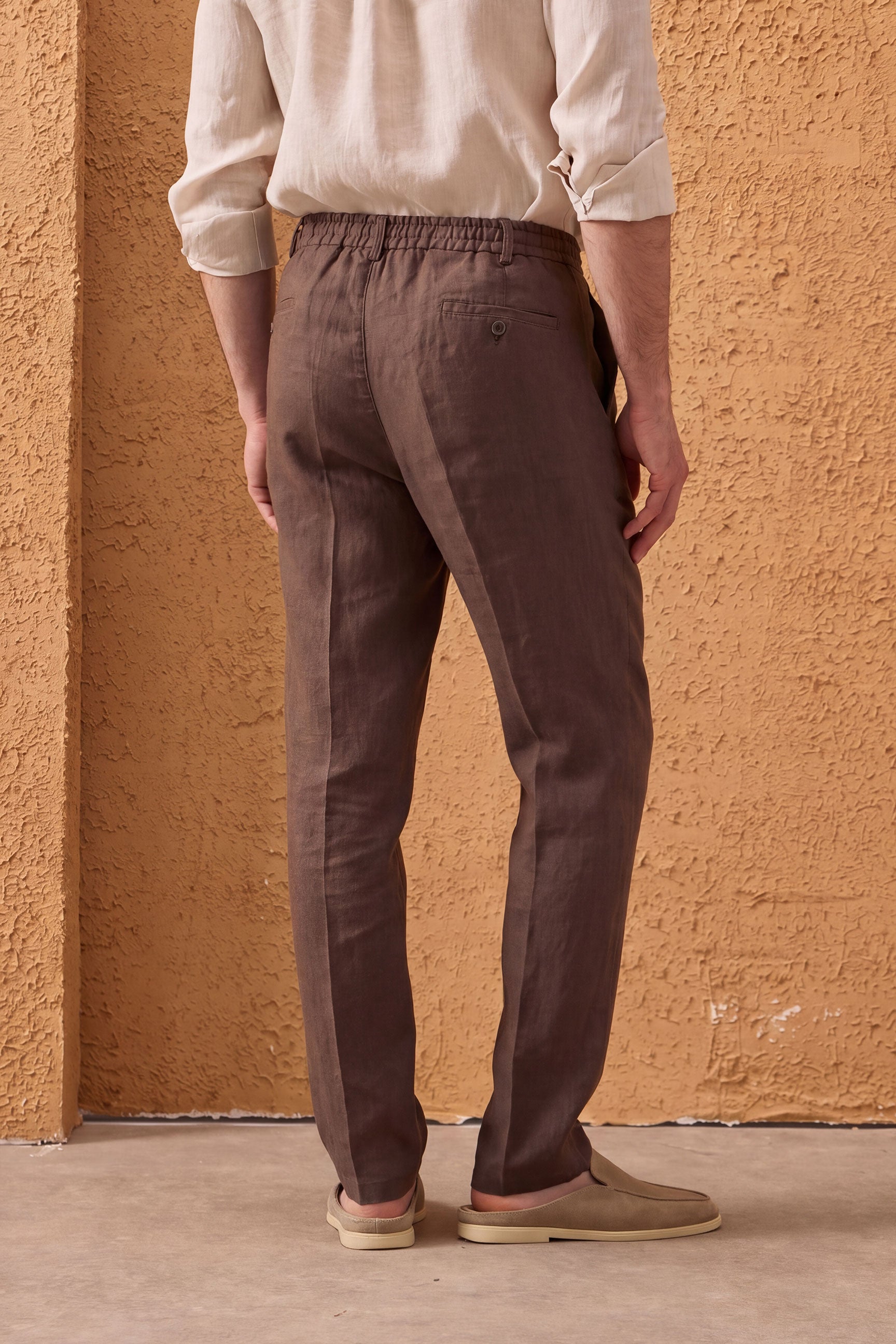 Heren saliegroene linnen jas met rits en bruine broek, stijlvolle casual zomeroutfit