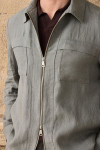 Heren saliegroene linnen jas met rits en bruine broek, stijlvolle casual zomeroutfit
