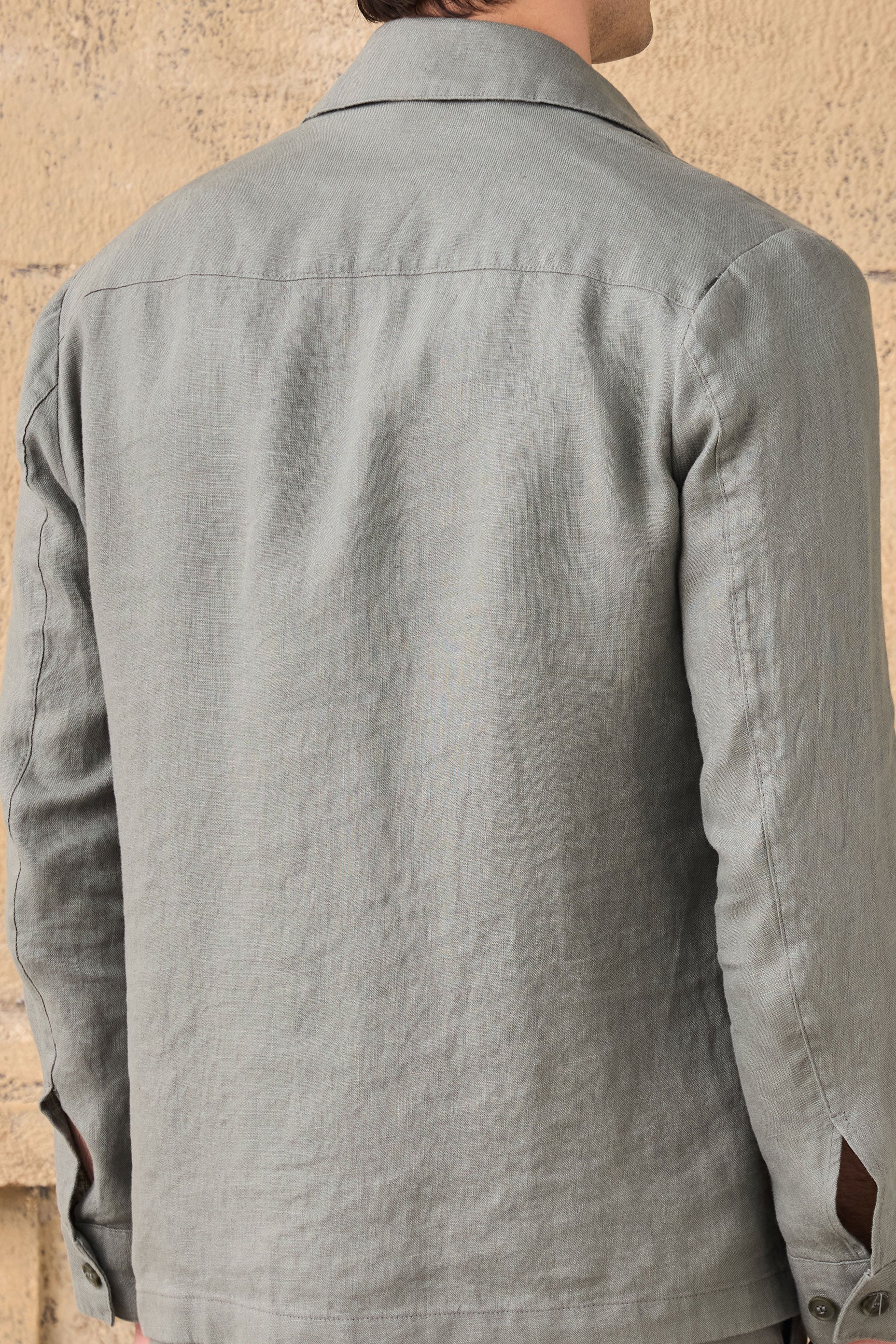 Heren saliegroene linnen jas met rits en bruine broek, stijlvolle casual zomeroutfit