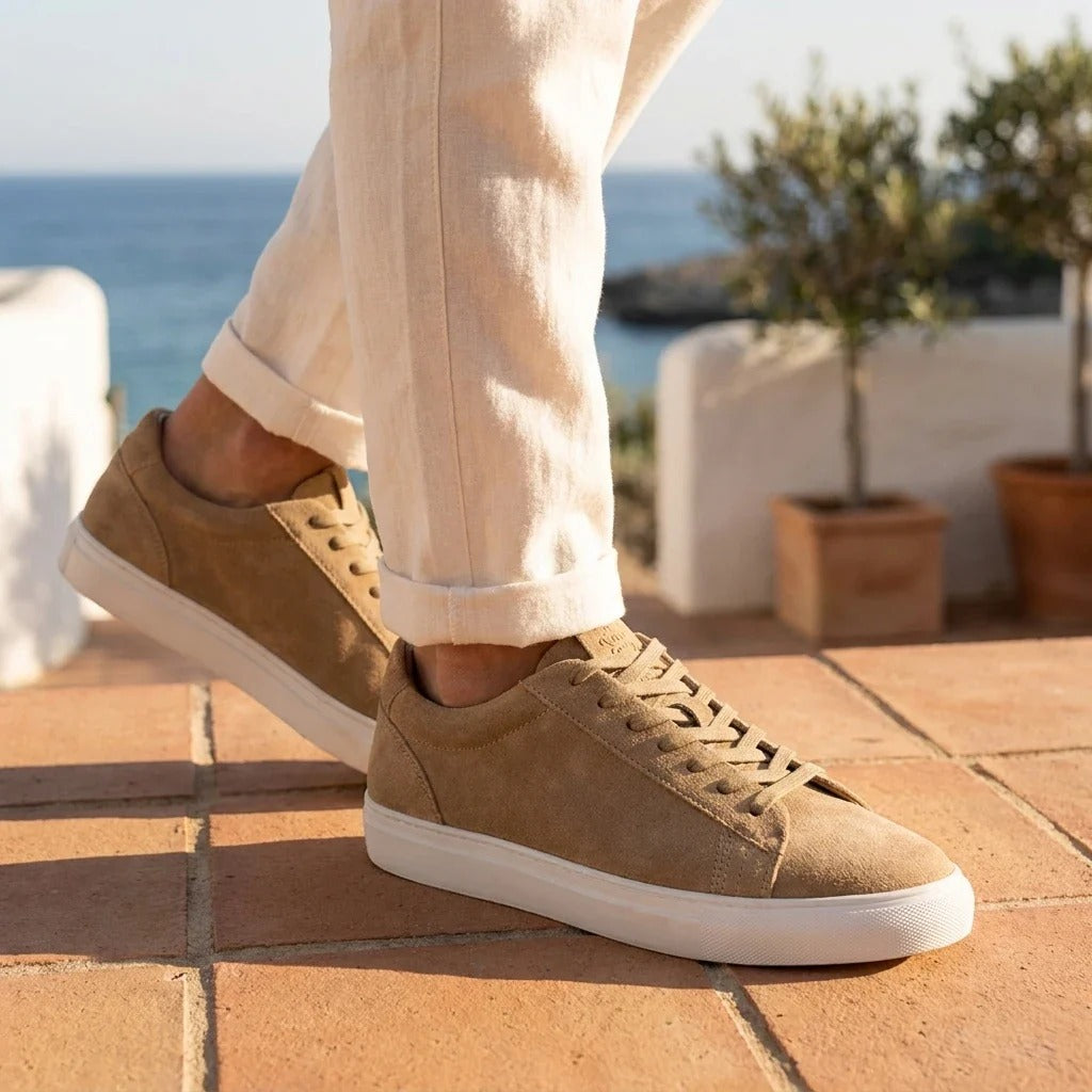 Casual sneakers voor heren van suède leer met vetersluiting, steengrijs van kleur.