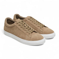 Casual sneakers voor heren van suède leer met vetersluiting, steengrijs van kleur.
