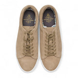 Casual sneakers voor heren van suède leer met vetersluiting, steengrijs van kleur.