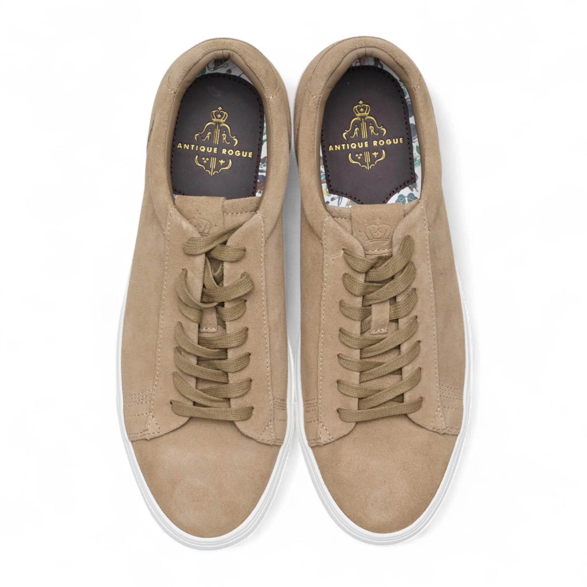 Casual sneakers voor heren van suède leer met vetersluiting, steengrijs van kleur.