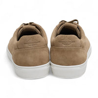 Casual sneakers voor heren van suède leer met vetersluiting, steengrijs van kleur.