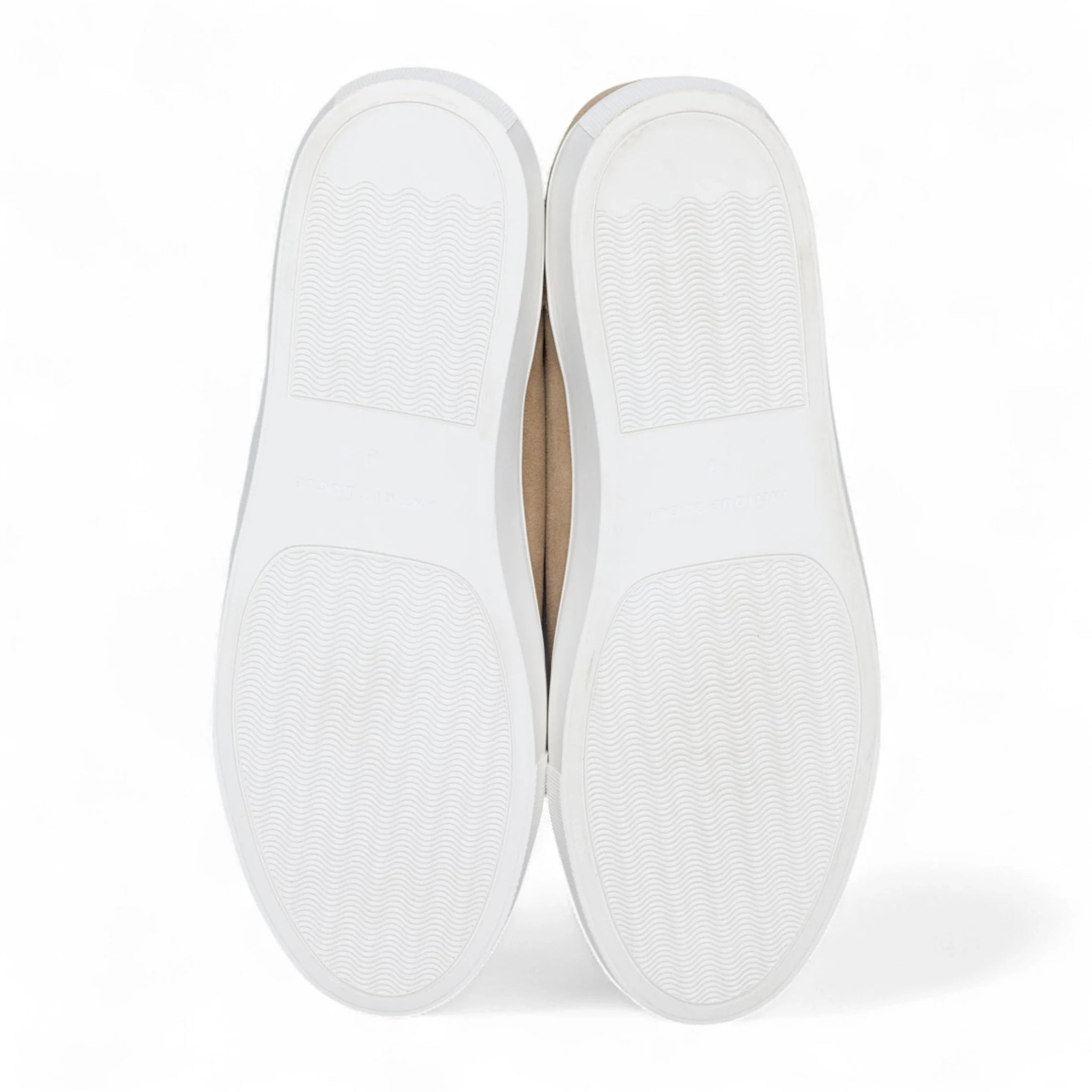 Casual sneakers voor heren van suède leer met vetersluiting, steengrijs van kleur.