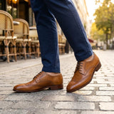 Klassieke, formele, veterschoenen voor heren van lichtbruin leer.