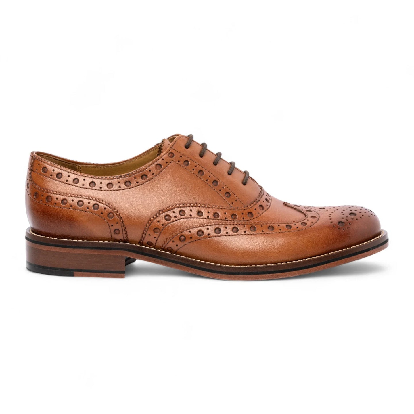 Herenschoenen van lichtbruin leer met vleugelneus (Wingtip Brogue Oxford).