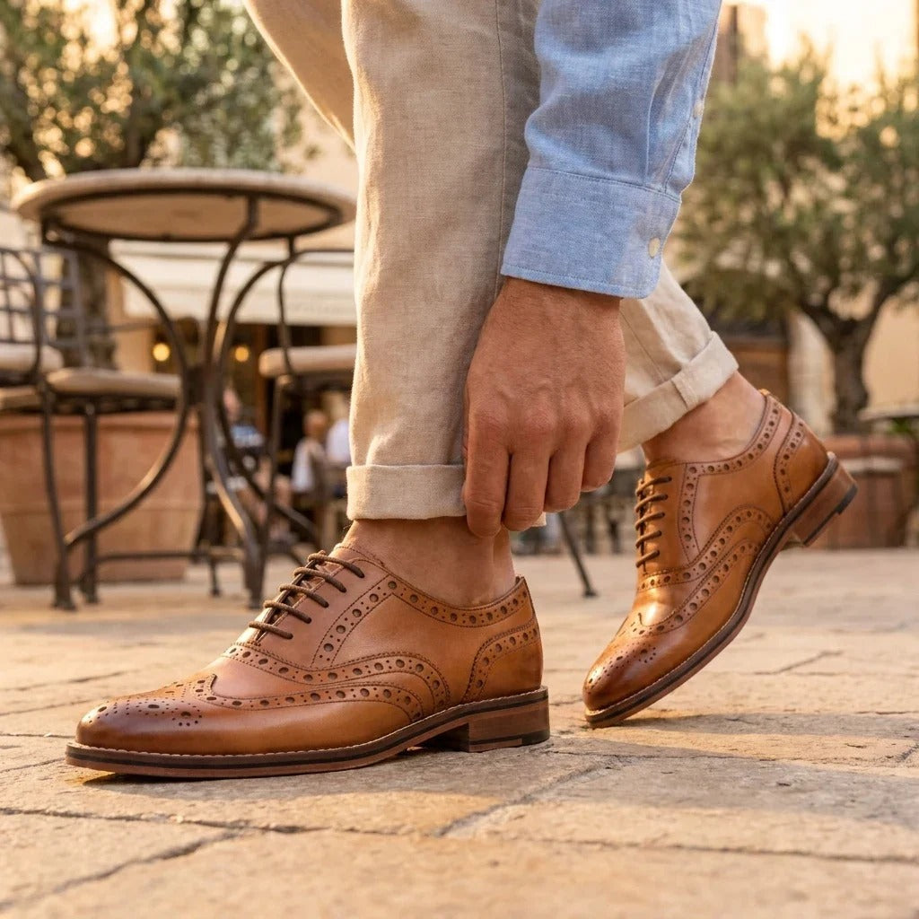 Herenschoenen van lichtbruin leer met vleugelneus (Wingtip Brogue Oxford).