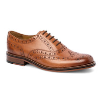 Herenschoenen van lichtbruin leer met vleugelneus (Wingtip Brogue Oxford).