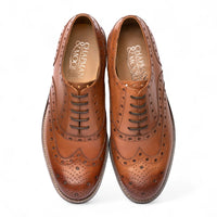 Herenschoenen van lichtbruin leer met vleugelneus (Wingtip Brogue Oxford).