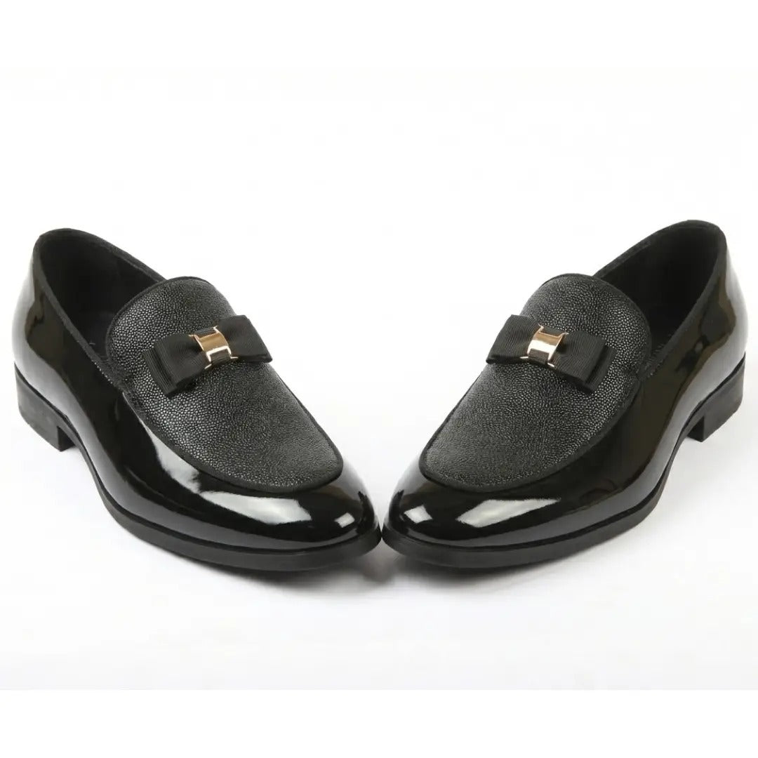 Heren loafers met textuur aan de voorkant en iconische gesp en strik