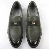 Heren loafers met textuur aan de voorkant en iconische gesp en strik