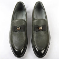 Heren loafers met textuur aan de voorkant en iconische gesp en strik