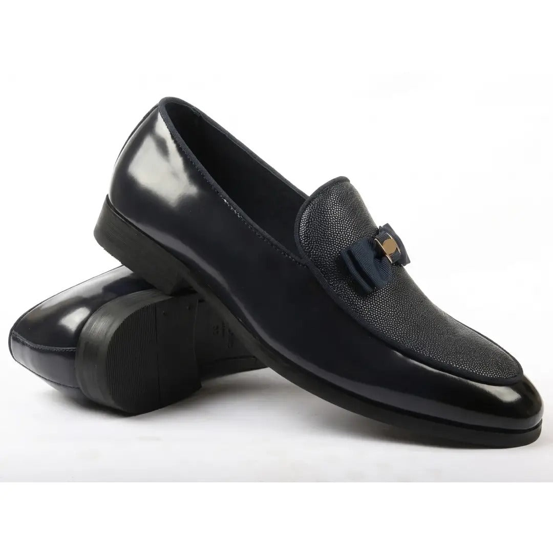 Heren loafers met textuur aan de voorkant en iconische gesp en strik
