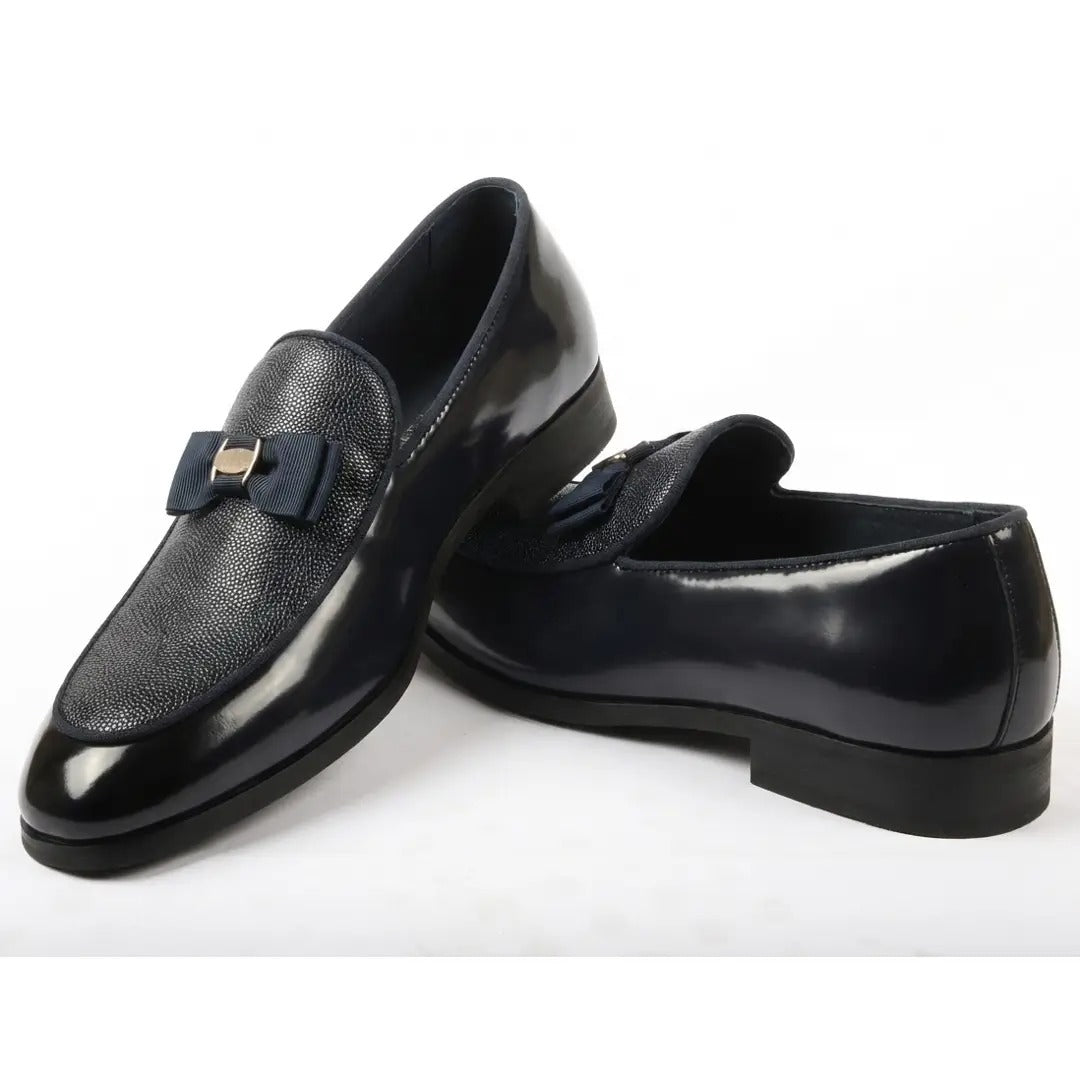 Heren loafers met textuur aan de voorkant en iconische gesp en strik