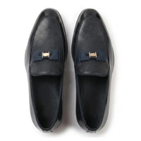 Heren loafers met textuur aan de voorkant en iconische gesp en strik