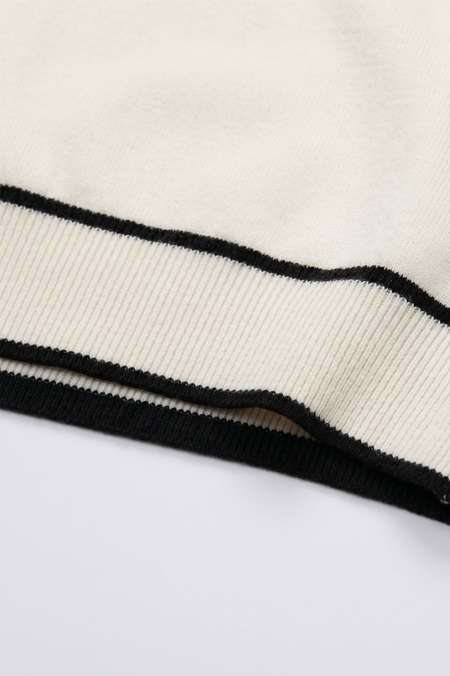 Off-white gebreid T-shirt voor heren, normale pasvorm, ronde hals met contrasterende bies.