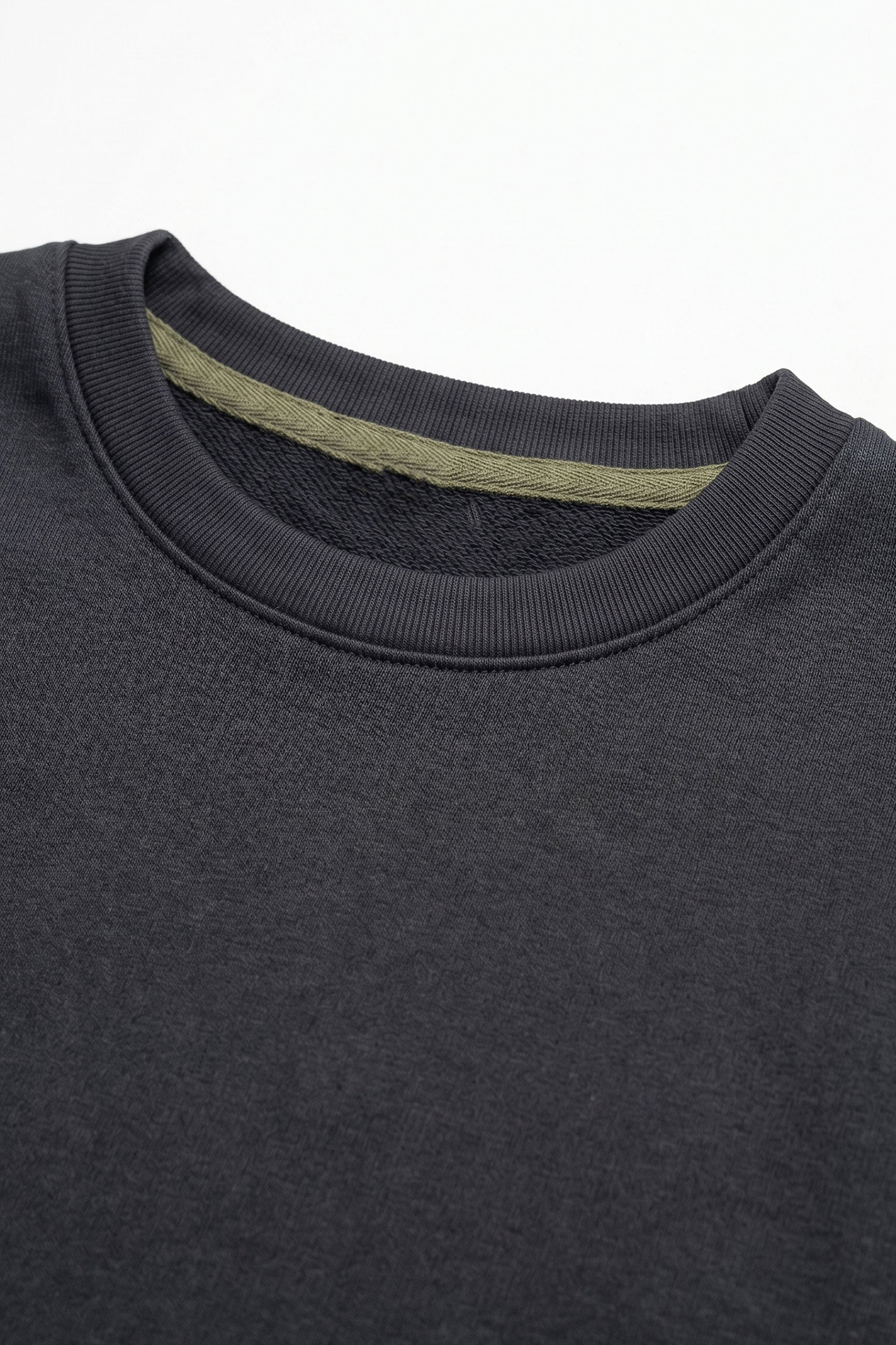 Donkerblauw heren T-shirt met relaxte pasvorm, onafgewerkte randen, katoenmix, ronde hals.