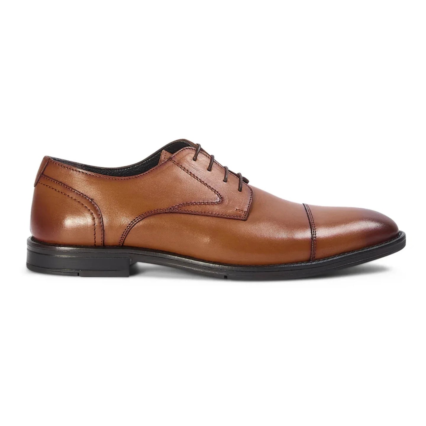 Regent - Heren Derby schoenen van gepolijst leer in een lichtbruine tint.